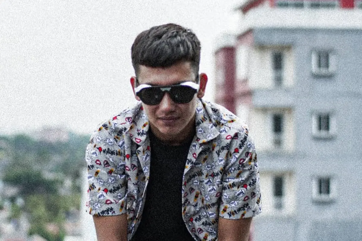 Gaya Keren Adipati Dolken Saat Memakai Kacamata
