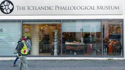 Tampilan dari depan Museum Falologi Islandia Reykjavik, Islandia (27/10). Museum ini menyimpan berbagai bentuk dan ukuran penis binatang mulai dari paus, beruang, anjing lau, kucing, hingga tikus. (AFP/Halldor Kolbeins)