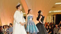 Mikha Tambayong (kiri) jadi muse fashion Show Disney Indonesia X Senayan City di Jakarta Fashion Week (JFW) 2020, 24 Oktober 2019. (Liputan6.com/Asnida Riani)