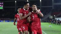 Pemain Timnas Indonesia U-23 melakukan selebrasi setelah Marselino Ferdinan (kanan) mencetak gol ke gawang Timnas Chinese Taipe U-23 dalam pertandingan Grup K Kualifikasi Piala Asia U-23 2024 yang berlangsung di Stadion Manahan, Solo, Sabtu (9/9/2023). (Bola.com/Arief Bagus Prasetiyo)