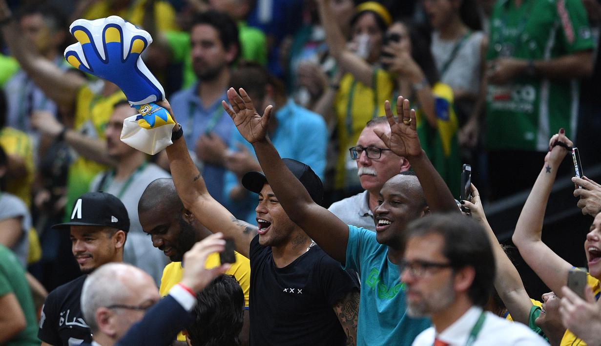 Aksi Neymar merayakan keberhasilan timnas voli Brasil meraih medali emas pada final bola voli Olimpiade Rio 2016 melawan Italia di Stadion Maracanazinho, Rio de Janeiro, (21/8/2016). (AFP/Johannes Eisele)