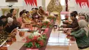 Suasana pertemuan Presiden Joko Widodo dengan keluarga korban pelanggaran Hak Asasi Manusia (HAM) atau yang dikenal sebagai massa Aksi Kamisan, di Istana Merdeka, Jakarta, Kamis (31/5). (Liputan6.com/Angga Yuniar)