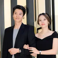 Lee Dong Gun dan Jo Yoon Hee bertemu saat kedunya membintangi Laurel Tree Tailors. Dan akhirnya mereka pun menjalin kasih pada Mei 2017. Dan yang lebih mengejutkan lagi pasangan ini diam-diam menikah. (Foto: soompi.com)