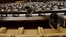 Bukan hanya menjelang pelantikan saja mereka membersihkan ruang sidang. Pekerjaan ini sudah menjadi rutinitas mereka setiap hari, Jakarta, Jumat (17/10/2014) (Liputan6.com/Andrian M Tunay) 