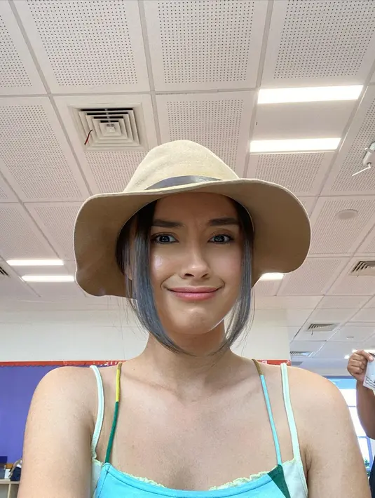Topi Koboinya kerap digunakan saat membawakan serial Pretty Little Liar yang kedapatan memeran kan tokoh Ema. Di depan maupun di balik layar, Caitlin kerap terlihat mengenakan topi koboinya. (Liputan6.com/IG/@caitlinhalderman)