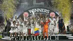Para pemain Frankfurt merayakan dengan trofi setelah memenangkan pertandingan final Liga Europa melawan Rangers di stadion Ramon Sanchez Pizjuan di Seville, Spanyol, Kamis (19/5/2022). Frankfurt mengalahkan Rangers 5-4 dalam adu penalti setelah pertandingan pertandingan berakhir imbang 1-1. (AP Photo/Manu Fernandez)