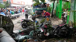 Polisi membersihkan puing-puing pascakecelakaan lalu lintas di Bekasi, Indonesia, Rabu (31/8/2022). Kasat lantas Polres Metro Bekasi Kota AKBP Agung Pitoyo menjelaskan, kecelakaan terjadi pada pukul 10.00 WIB. (AP Photo/Achmad Ibrahim)