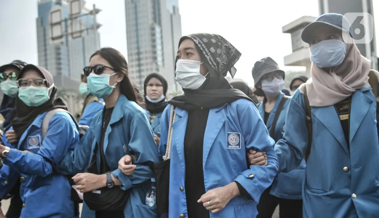 Mahasiswi saat mengikuti aksi menolak UU Cipta Kerja di kawasan Patung Kuda, Jakarta, Selasa (20/10/2020). Puluhan mahasiswi turut menghiasi aksi menolak UU Cipta Kerja yang diikuti oleh buruh, mahasiswa, dan pelajar. (merdeka.com/Iqbal S. Nugroho)