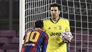 Striker Barcelona, Lionel Messi, berdiri dihadapan kiper Juventus, Gianluigi Buffon, pada laga Liga Champions di Stadion Camp Nou, Rabu (9/12/2020). Aksi La Pulga tersebut karena merasa frusatsi gagal membobol gawang Buffon. (AFP/Josep Lago)