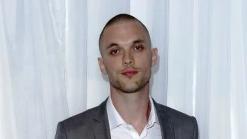 Ed Skrein membintangi film Midway.