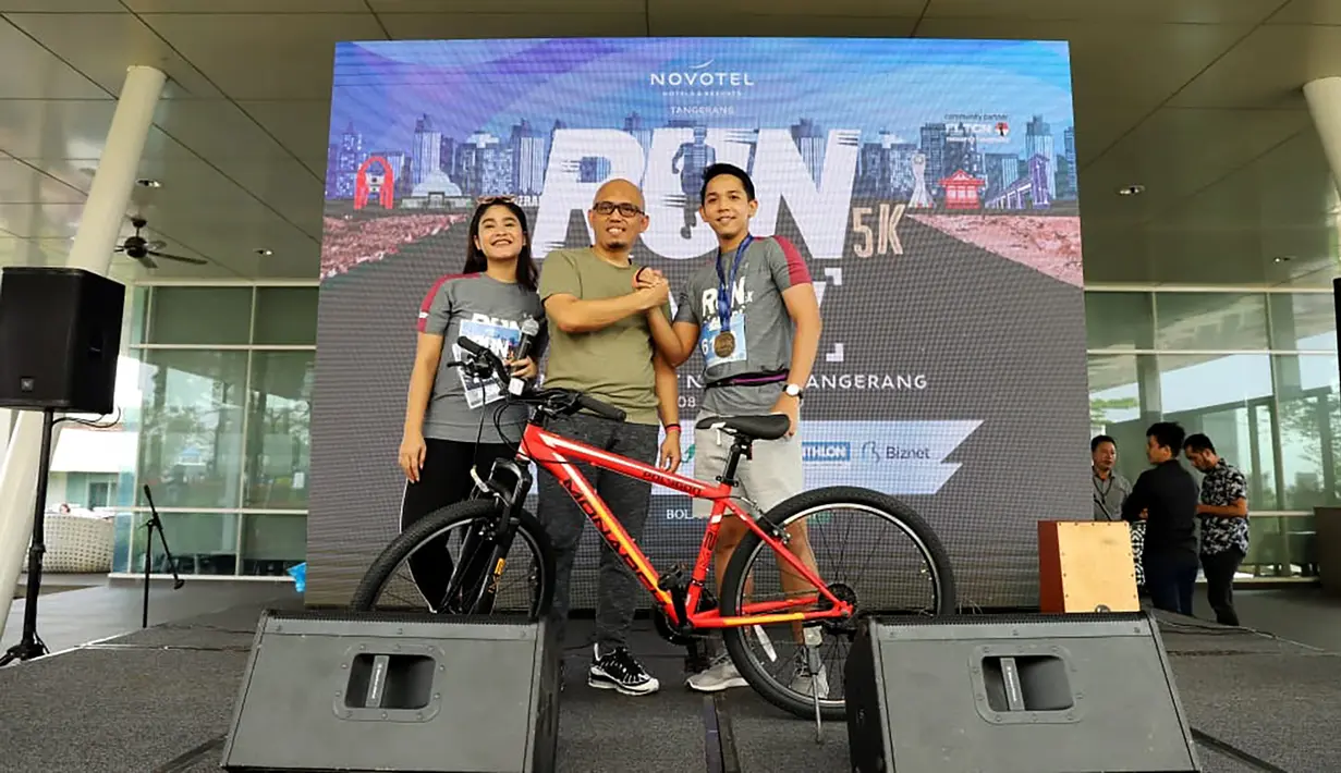 Peserta saat menerima hadiah pada acara Run and Snap in Tangerang 5k Tangerang, Minggu (8/3/2020). Novotel Tangerang gelar event lari yang diikuti ratusan peserta. (Dokumentasi)