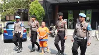 Jual Anak Temannya ke Pria Hidung Belang, Emak-Emak Surabaya Digiring ke Kantor Polisi