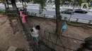 Anak-anak bermain di Taman Tomang Rawa Kepa, Jakarta, Minggu (21/6/2020). Lokasi tersebut menjadi salah satu tempat alternatif liburan warga untuk menghilangkan kebosanan di tengah masa PSBB transisi. (Liputan6.com/Johan Tallo)