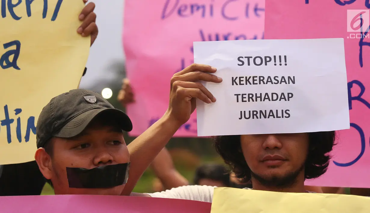 Wartawan dari berbagai media dalam Wartawan Hitam Jakarta menggelar unjuk rasa di depan Istana Merdeka, Jakarta, Kamis (26/9/2019). Mereka meminta Kapolri untuk memeriksa dan mengadili oknum Polisi yang telah melakukan pemukulan dan perampasan alat kerja wartawan. (Liputan6.com/Angga Yuniar)