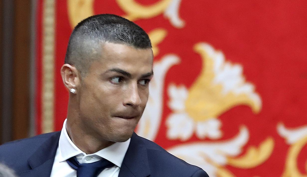 Striker Real Madrid, Cristiano Ronaldo, saat menghadiri perayaan gelar ke-12 Liga Champions di kota Madrid, Spanyol (04/06/2017). Cristiano Ronaldo merubah gaya rambutnya usai menjuarai Liga Champions. (EPA/Andres Ballesteros)