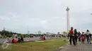 Warga berjalan-jalan di kawasan Monumen Nasional, Jakarta, Minggu (25/12). Libur perayaan Natal 2016 dimanfaatkan sejumlah warga untuk berwisata di kawasan Monumen Nasional. (Liputan6.com/Helmi Fithriansyah)