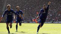 Pemain Chelsea, Olivier Giroud (kanan) mencetak gol penentu kemenangan timnya ke gawang Southampton pada lanjutan Premier League di St Mary's Stadium, Southampton, (14/4/2018). Chelsea menang 3-2.  (Adam Davy/PA via AP)