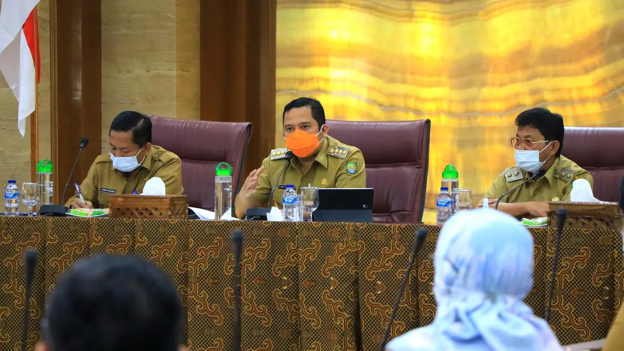 Rapat evaluasi yang dipimpin oleh Wali Kota Tangerang Arief R Wismansyah. (Liputan6.com/Pramita Tristiawati)