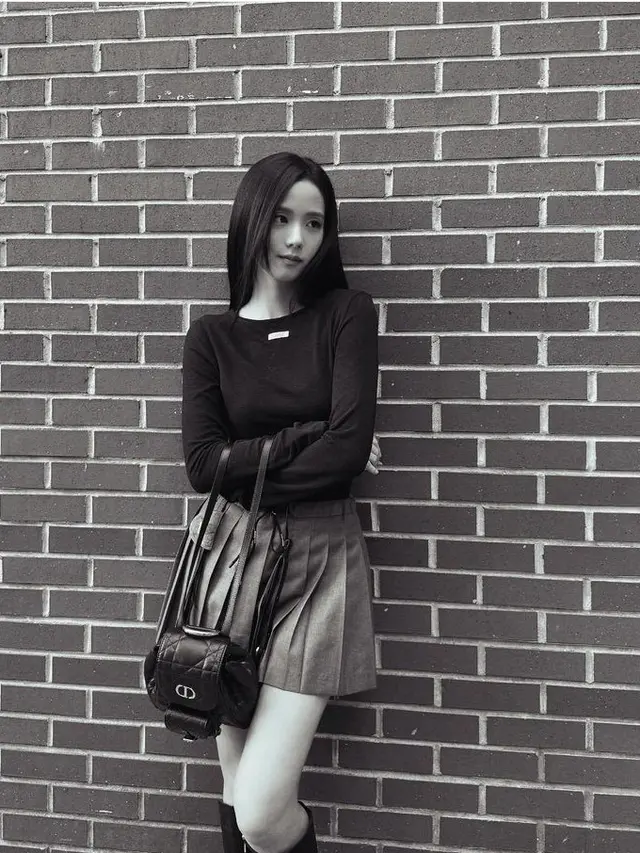 Jisoo Blackpink kenakan tas ransel Dior. [@sooyaaa__]