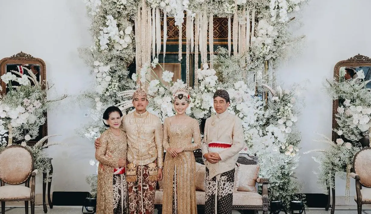 Potret manis keluarga Jokowi Ketika Kaesang dan Erina menikah. Kaesang merangkul sang ibu yang mengenakan kebaya bernuansa keemasan serasi dengan menantunya. [Foto: Instagram/erinagudono]