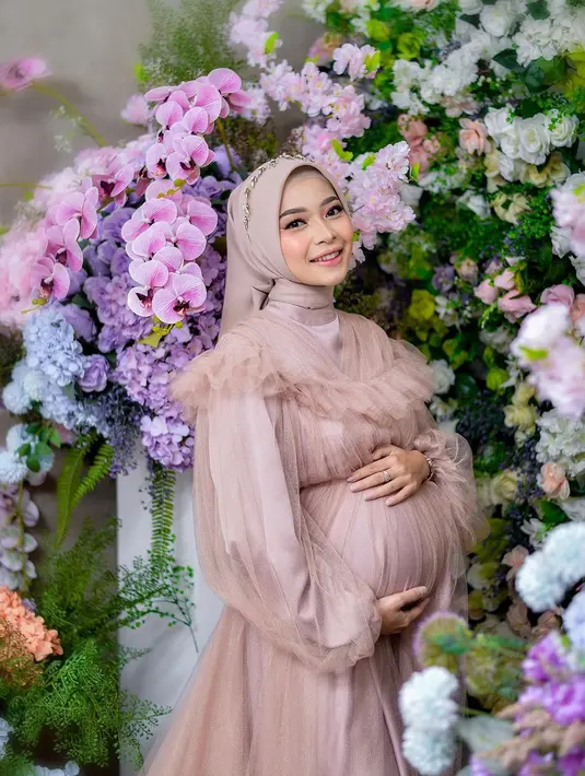 Hamil anak kedua, aura kecantikan dan keibuan Novia Giana semakin terpancar. Tema makeup natural Novia Giana sangat cocok dan membuatnya kian memesona. Diketahui menikah di usia 23 tahun, wanita dengan nama lengkap Novia Giana Nurjanah ini akan jadi ibu dua anak di usia 25 tahun. Tak diketahui kini usia kandungannya berapa minggu, namun doa untuk kesehatan Novia ramai dibubuhkan netizen. (Liputan6.com/IG/@noviagianan)