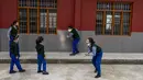 Anak-anak Tibet di pengasingan bermain di Sekolah Hari Desa Anak-anak Tibet di Dharmsala, India (24/3/2022). Kehidupan sekolah perlahan kembali normal setelah sempat terganggu akibat pandemi COVID-19. (AP Photo/Ashwini Bhatia)