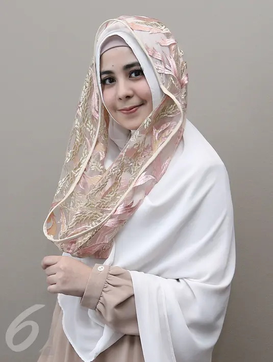 Risty Tagor saat mengisi acara di kawasan Mahakam, Kebayoran Baru, Jakarta, Rabu (22/2). Risty mengenakan hijab berwarna pink keemasan dengan bordiran motif bunga. (Liputan6.com/Herman Zakharia)
