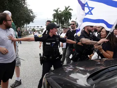 Polisi Fort Lauderdale memisahkan anggota protes pro-Israel dan pro-Palestina di Fort Lauderdale, Florida, Amerika Serikat, Minggu (8/10/2023). (Joe Cavaretta/South Florida Sun-Sentinel via AP)