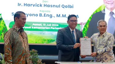 Wakil Menteri Pertanian (Wamentan) kepada Sudaryono menerima berita acara dari pejabat lama Harvick Hasnul Qolbi disaksikan Menteri Pertanian (Mentan) Andi Amran Sulaiman saat serah terima jabatan di Gedung A Kementerian Pertanian, Jakarta, Jumat, (19/7/2024). (Liputan6.com/Herman Zakharia)