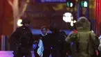 Dua petugas polisi bersenjata lengkap membantu sandera dari Kafe Lindt, Martin Place, Sydney (16/12/2014). (REUTERS/Jason Reed)