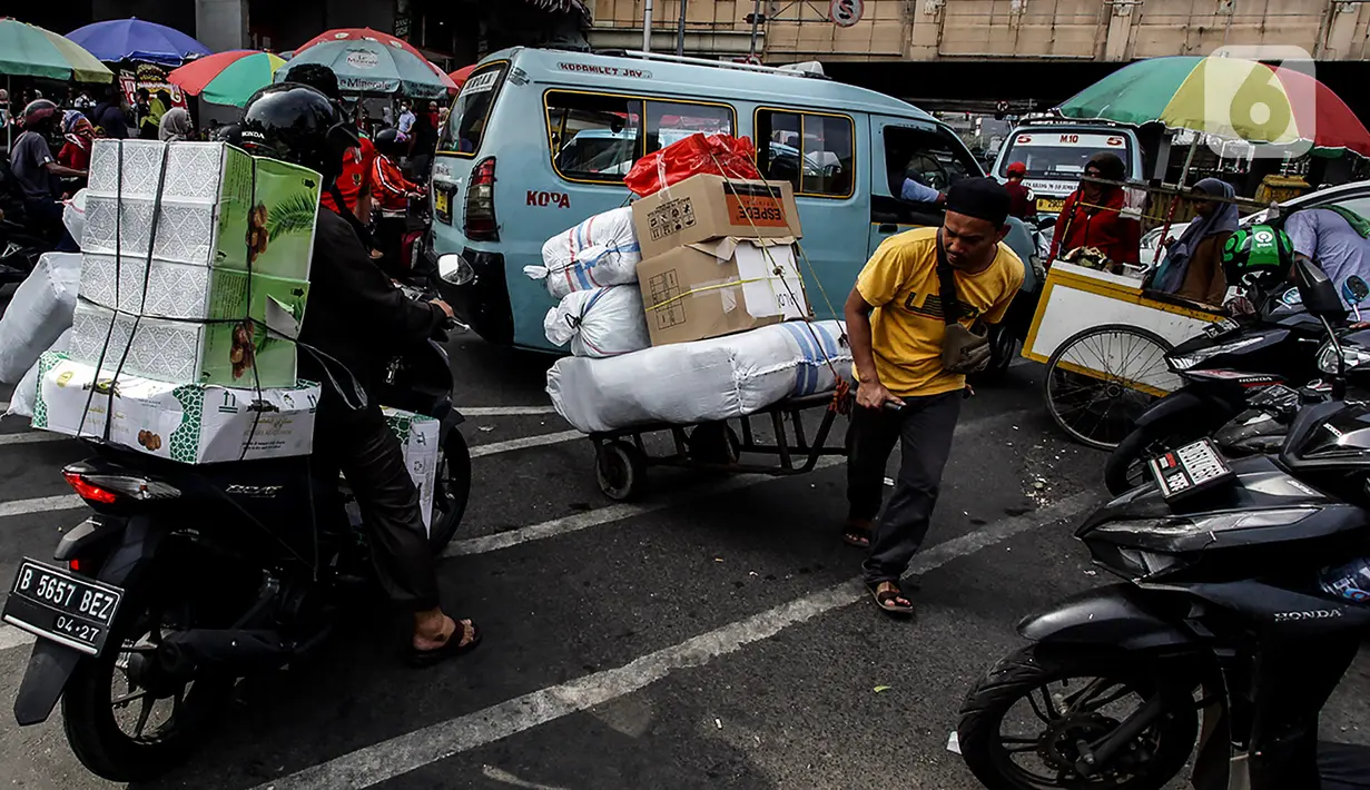Besar kecilnya pendapatan para porter tergantung dari banyaknya pengunjung yang menggunakan jasa mereka. (Liputan6.com/Johan Tallo)