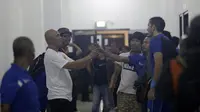 Sempat terlihat demam panggung pada laga perdannya tetapi Herrie Setiawan mampu mengatasi dengan kemenangan timnya atas Mitra Kukar 2-1 pada Torabbika SC 2016 di Stadion GBLA. (Bola.com/Nicklas Hanoatubun)