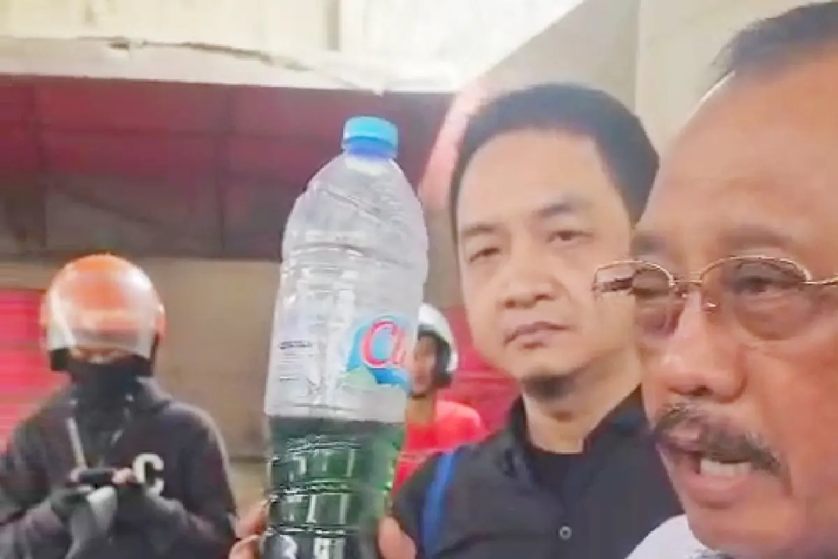 Wakil Wali Kota Surabaya Armuji sidak dan mendapati adanya campuran dua zat cair yang berbeda di dalam BBM jenis Pertalite