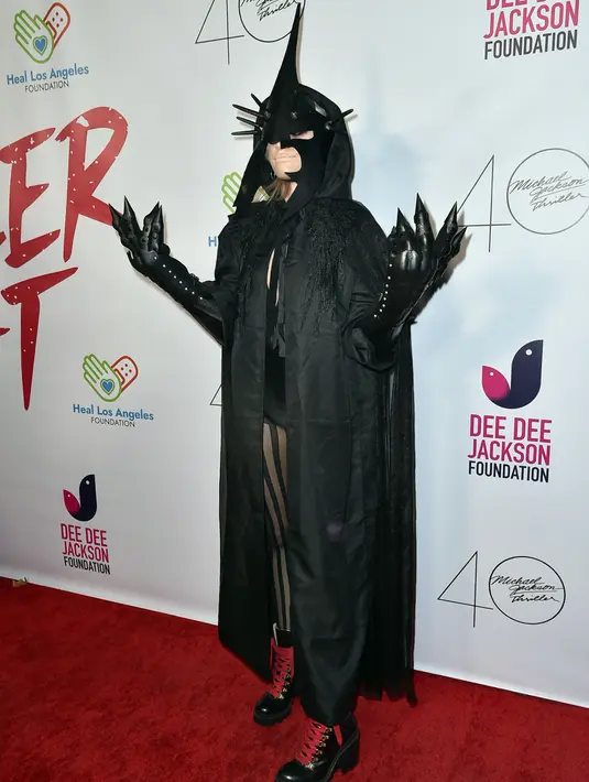 <p>Paris Jackson menghadiri Pesta Halloween "Thriller Night" yang diselenggarakan oleh Prince Michael Jackson di Jackson Family Home, Encino, California, Amerika Serikat, 28 Oktober 2022. Paris Jackson berubah menjadi Black Rider dari film 'The Lord of The Rings' lengkap dengan topeng berduri dan sepatu tempur untuk Halloween. (Photo by Richard Shotwell/Invision/AP)</p>
