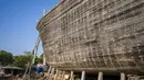 <p>Tradisi pembuatan kapal yang telah berusia 400 tahun dengan menggunakan alat-alat manual mulai menurun, tetapi beberapa kapal masih dibuat setiap tahun untuk digunakan menangkap ikan dan mengangkut barang. (AP Photo/Ashwini Bhatia)</p>