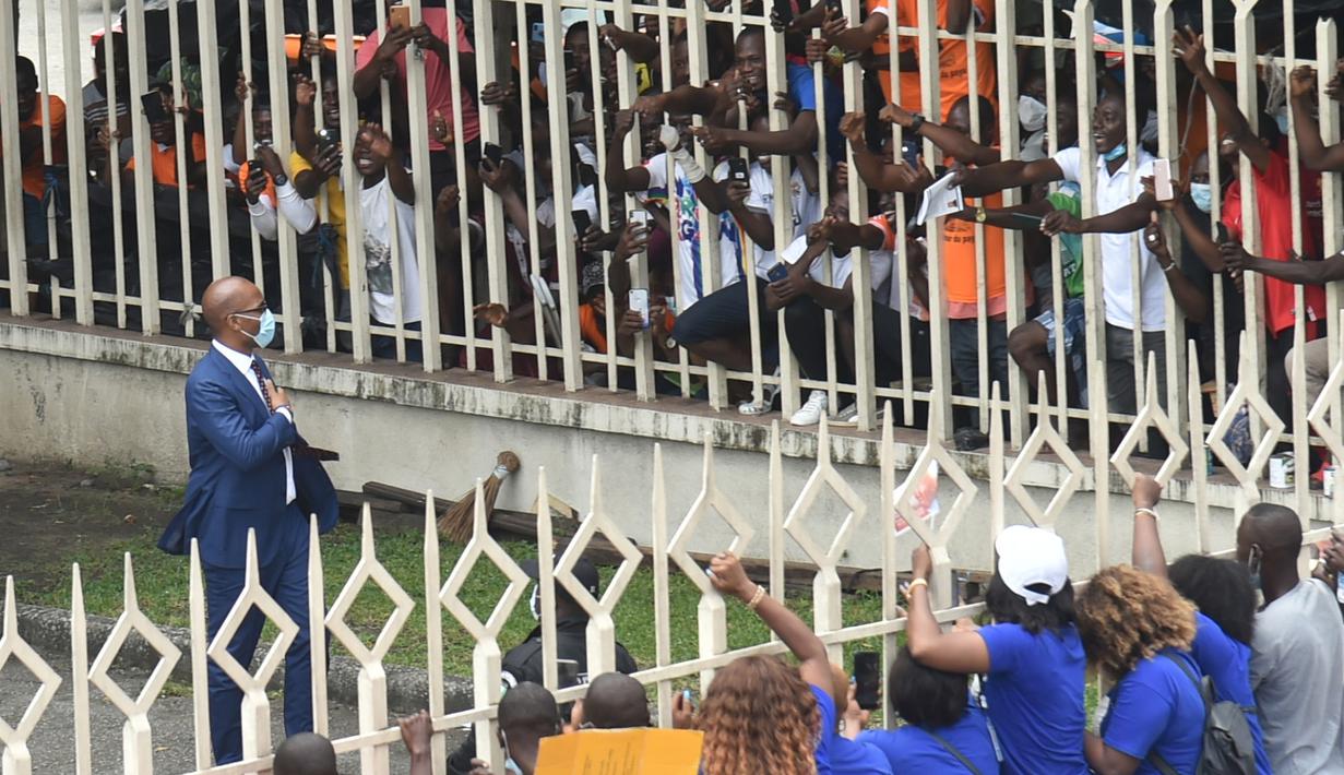 Legenda Chelsea, Didier Drogba, menyapa pendukungnya saat akan mengajukan pencalonannya untuk menjadi presiden federasi sepakbola Pantai Gading di Abidjan, Minggu (2/8/2020). Pria berusia 42 tahun itu akan bersaing dengan empat calon lainnya. (AFP/Sia Kambou)