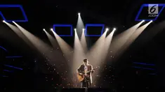 Musisi dan penyanyi, Iwan Fals saat tampil membawakan lagu pada Konser Raya 23 Tahun Indosiar di JCC, Jakarta, Kamis (11/1). Total empat lagu dibawakan untuk memeriahkan HUT ke-23 Indosiar. (Liputan6.com/Helmi Fithriansyah)