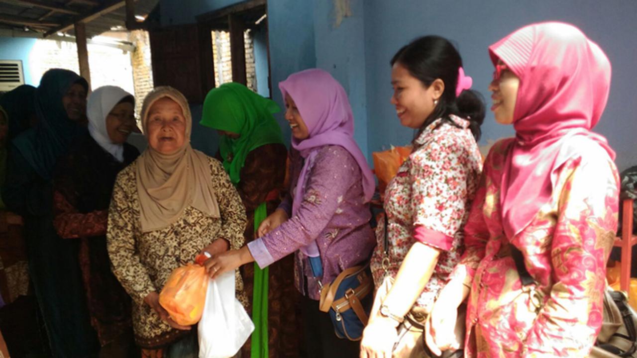 Serunya Para Bidan PTT dan 83 Janda Lansia Saat Bertemu