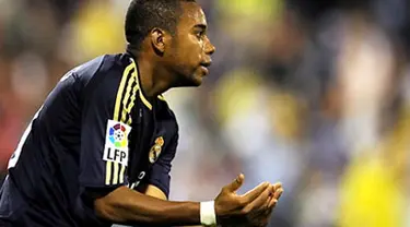 Real Madrid&#039;s Robinho celebrates after scoring the team&#039;s second goal against Zaragoza during a Spanish league football match at La Romareda stadium in Zaragoza on May 11, 2008. AFP PHOTO/JAVIER SORIANO