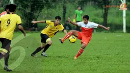 Pemain Persija Jakarta Egi Melgiansyah (kanan) saat latihan (Liputan6.com/Helmi Fithriansyah).