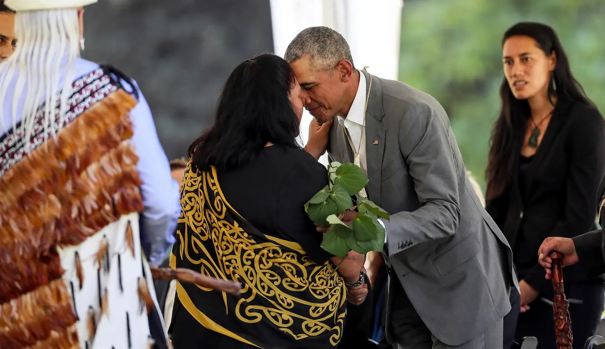 Mantan Presiden AS, Barack Obama melakukan tradisi hongi atau adu hidung saat upacara penyambutan di Government House, Auckland, Selandia Baru, Kamis (22/3). Obama berada di Selandia Baru selama tiga hari. (Simon Watts/Dept of Internal Affairs via AP)