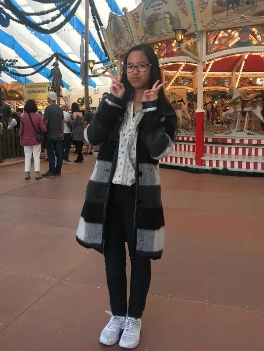 Gadis yang kini berusia 18 tahun ini sedang menempuh pendidikannya di Universitas Munchen, Jerman. Sebelumnya, Audi bersekolah di SMA Kristen Penabur Cirebon. (Liputan6.com/IG/@audi_emmanuela)