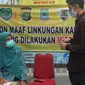 Petugas memeriksa surat hasil tes cepat COVID-19 kepada warga yang hendak memasuki kawasan yang menerapkan lockdown skala mikro akibat warga di kawasan tersebut terpapar COVID-19 di RW 03, Kelurahan Gandasari, Kecamatan Jatiuwung, Kota Tangerang, Rabu (9/6/2021). (Liputan6.com/Angga Yuniar)