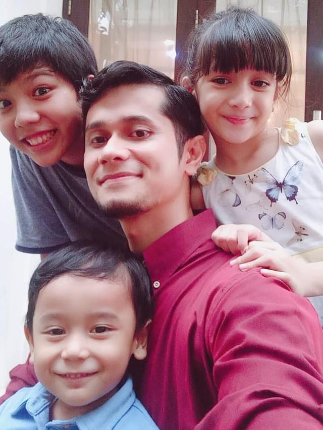 Seleb Tanah Air yang Tetap Tegar Urus Anak Seorang Diri