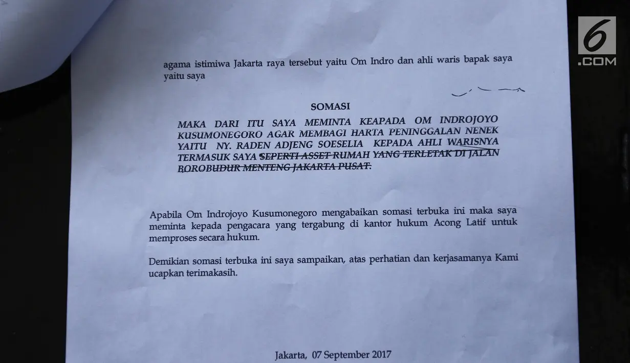 Adila Destri Yulinor menunjukkan surat somasi untuk komedian senior Indro Warkop di Menteng, Jakarta, Kamis (7/9). Somasi terkait pembagian jatah warisan almarhum ayahnya, Bambang, yang merupakan kakak angkat sang komedian. (Liputan6.com/Herman Zakharia)