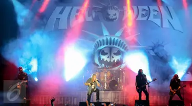 Aksi band power metal Helloween di panggung Hall Basket Senayan, Jakarta Pusat, Kamis (22/10/2015). Penampilan Helloween di Jakarta merupakan bagian dari tur Helloween My God-Given Right Tour 2015. (Liputan6.com/Faizal Fanani)