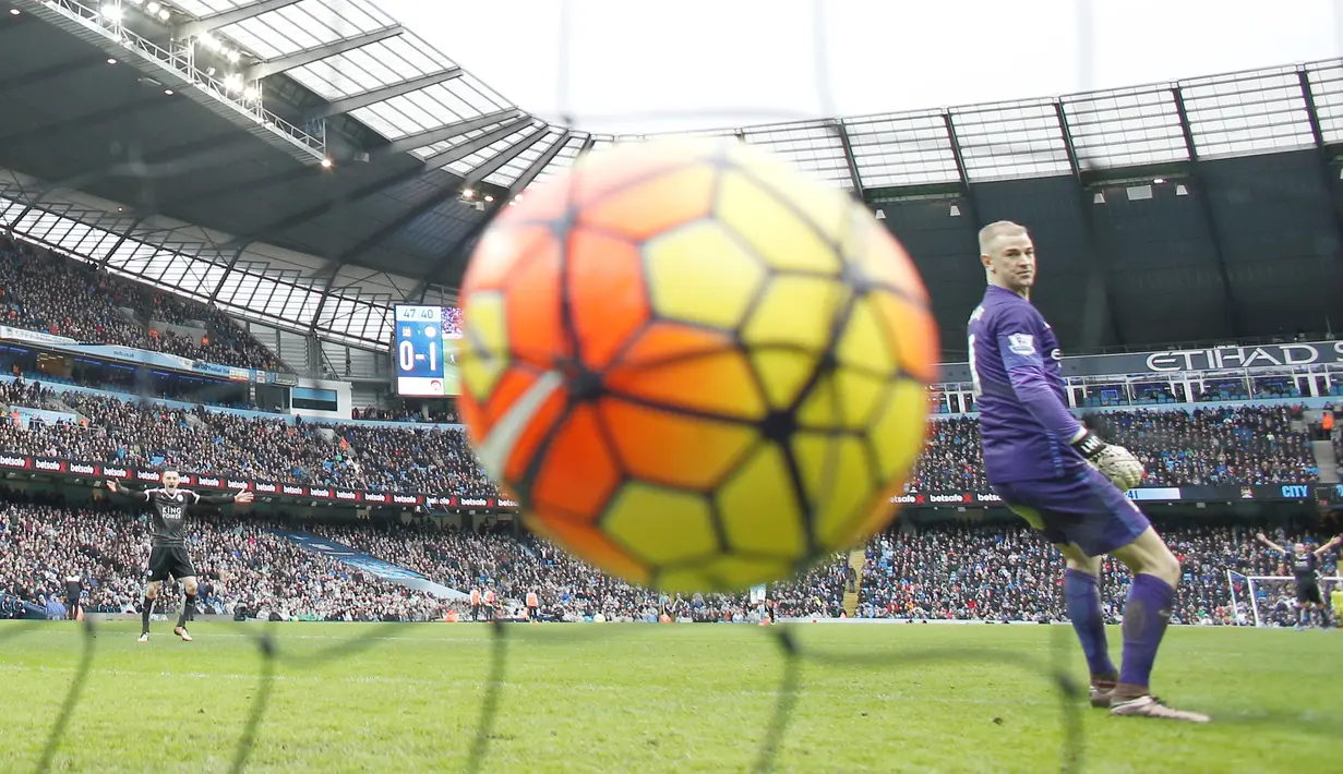 Kiper Manchester City, Joe Hart, hanya bisa melihat bola yang masuk ke gawangnya hasil tendangan pemain Leicester City, Riyad Mahrez, dalam lanjutan Liga Inggris di Stadion Etihad, Manchester, Sabtu (6/2/2016) malam WIB. (AFP/Adrian Dennis)
