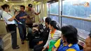 Tampak Ketua Ombudsman RI Danang Girindrawardana sedang berdialog dengan penumpang ditemani Humas PT KAI Comuter Jabotabek, Eva Chairunissa (Liputan6.com/JohanTallo).
