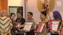 Menko PMK, Puan Maharani memberikan penghargaan Prestasi Penyelenggaraan Lebaran 2017 kepada Kapolri Jendral Tito Karnavian di Jakarta, Selasa (1/8). UKP-PIP memberi penghargaan kepada 15 instansi pemerintah. (Liputan6.com/Faizal Fanani)