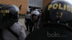 Polisi merapatkan barisan guna mengatur strategi pengamanan laga Final Piala AFF 2016 leg pertama di Stadion Pakansari, Bogor, (14/12/2016). (Bola.com/Nicklas Hanoatubun)